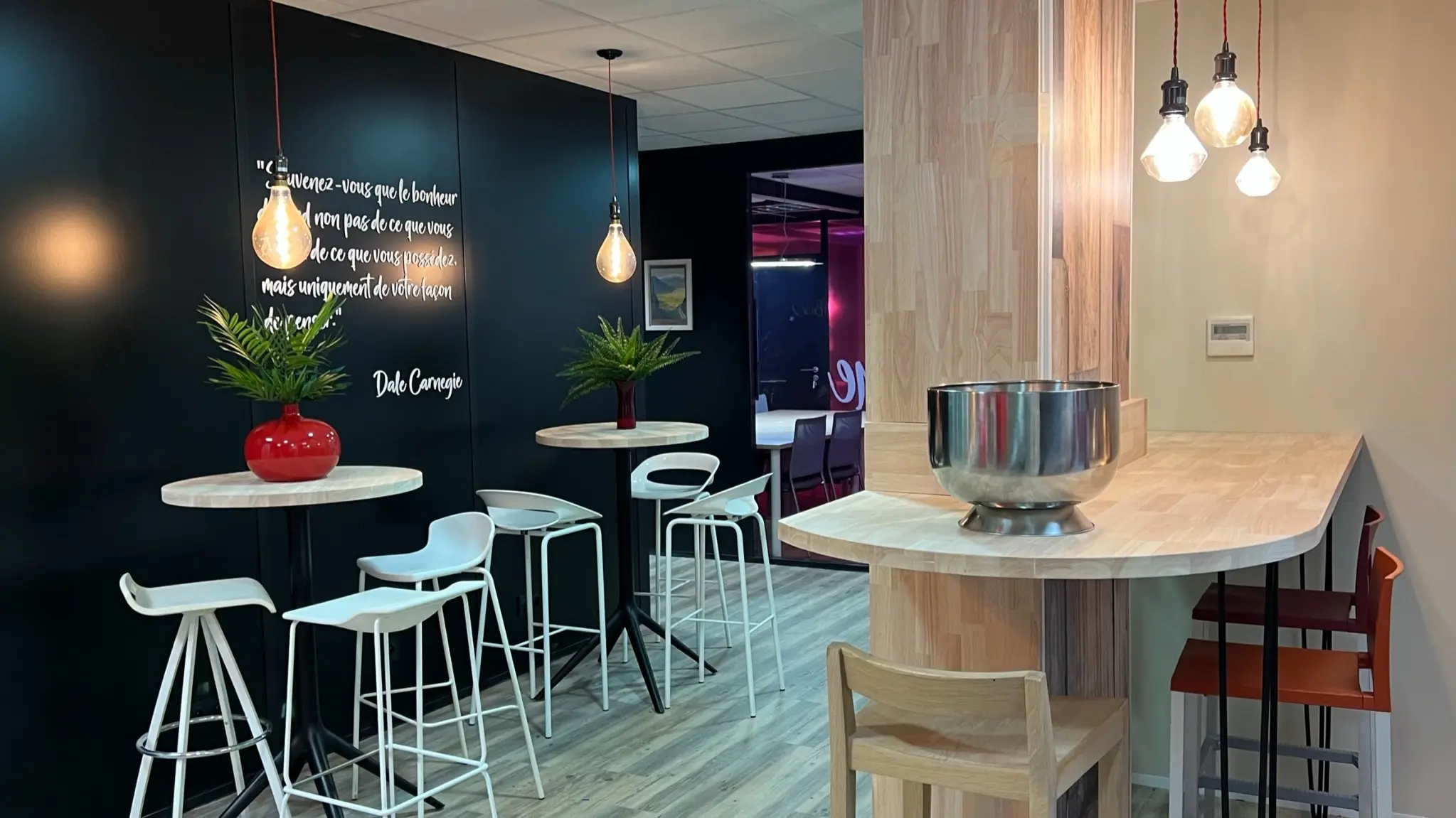 Cafétéria professionnelle avec mobilier sur mesure